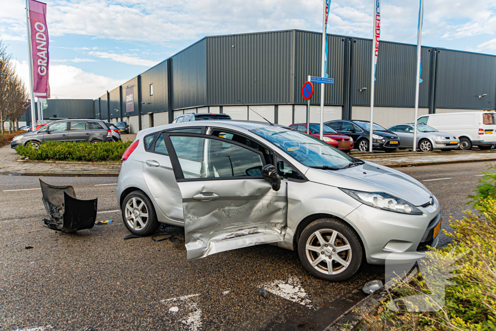 Forse schades aan auto's na botsing op kruising