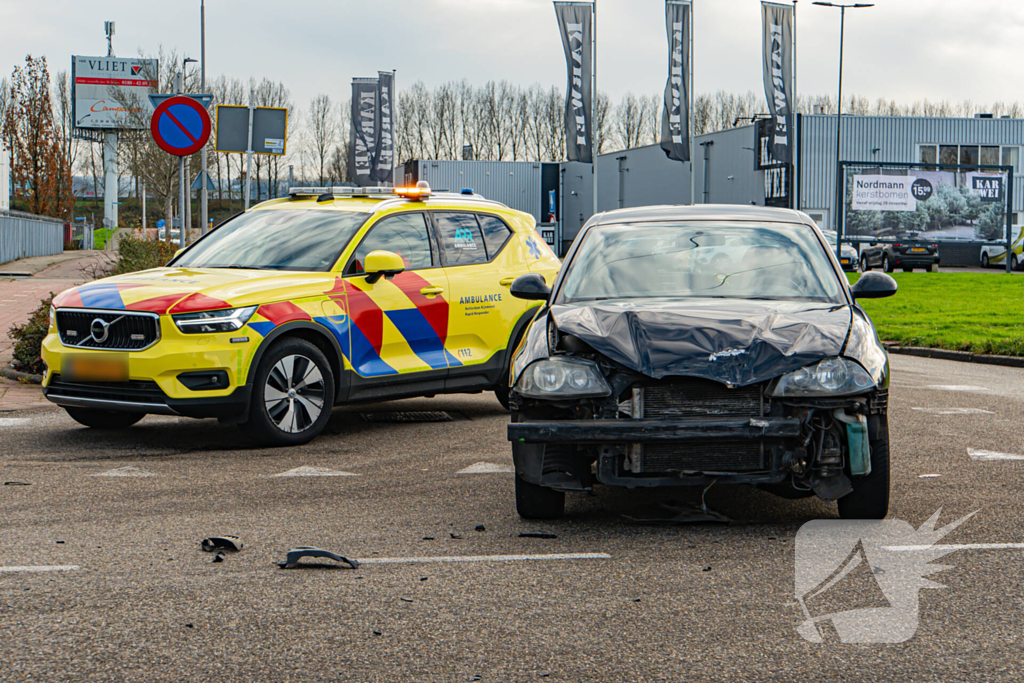 Forse schades aan auto's na botsing op kruising