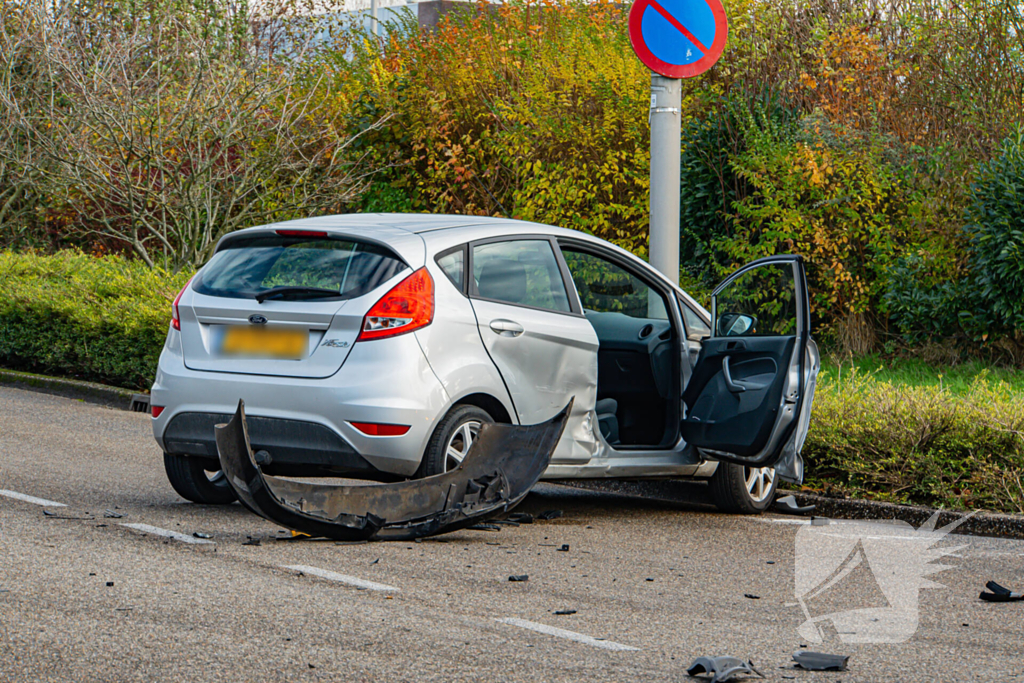 Forse schades aan auto's na botsing op kruising