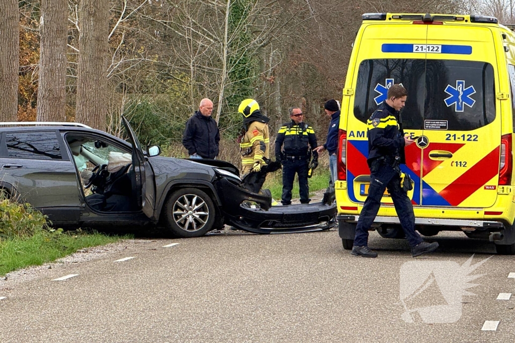 Bestuurder gewond bij botsing tegen boom