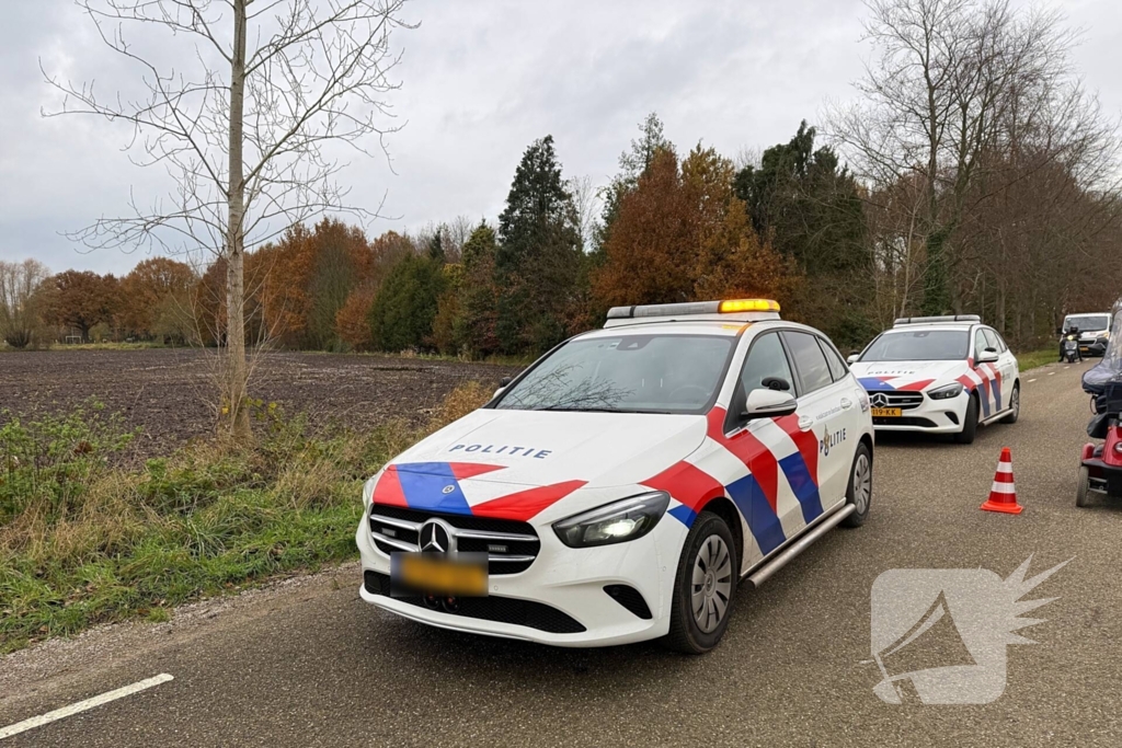 Bestuurder gewond bij botsing tegen boom