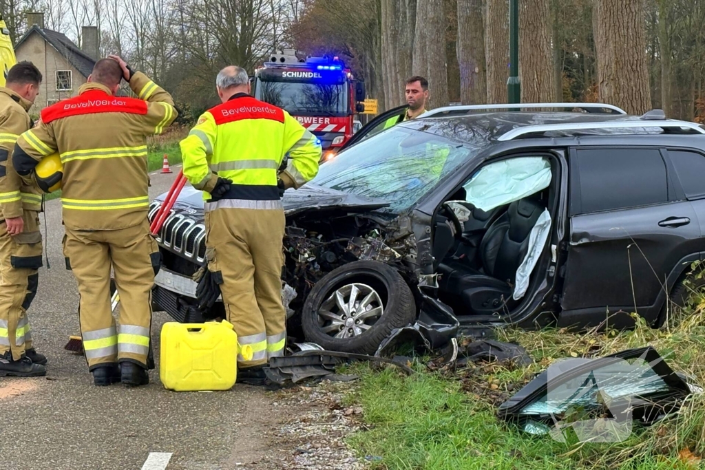 Bestuurder gewond bij botsing tegen boom