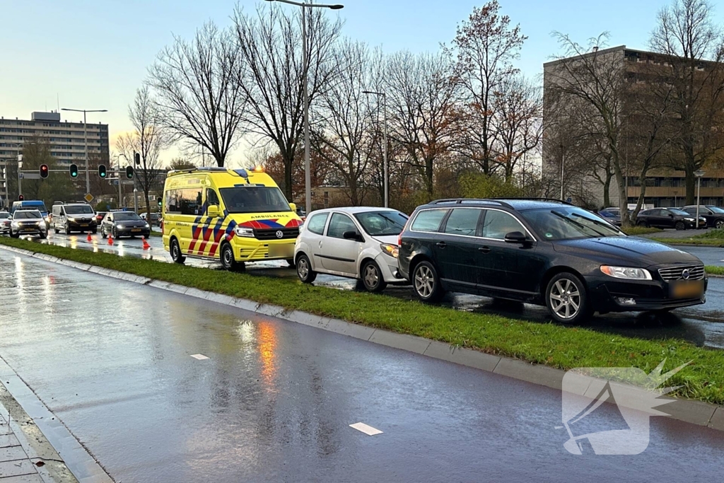 Auto's beschadigd na kop-staartbotsing