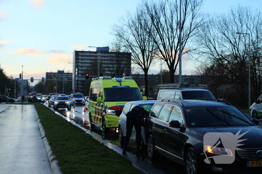 Auto's beschadigd na kop-staartbotsing