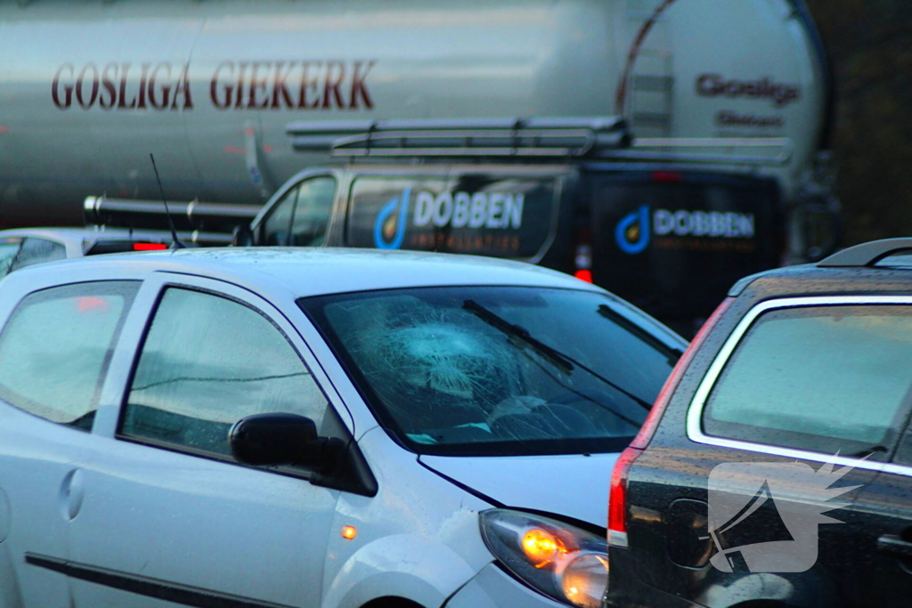 Auto's beschadigd na kop-staartbotsing