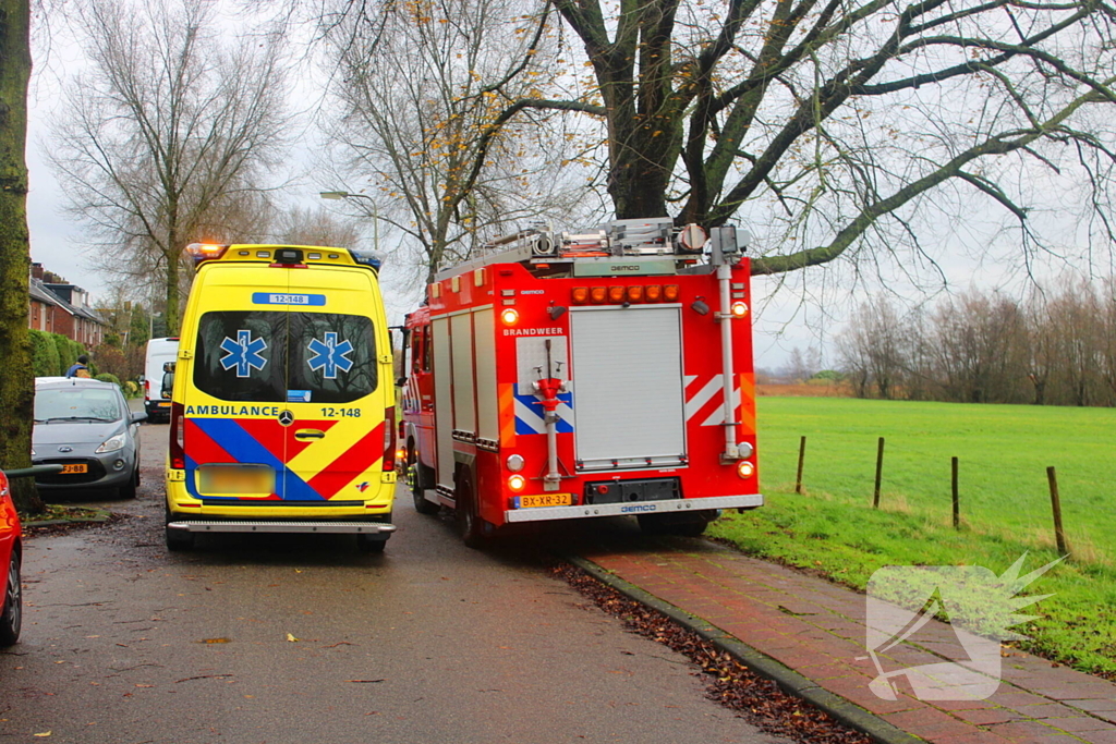 Beknelling in woning, brandweer assisteert