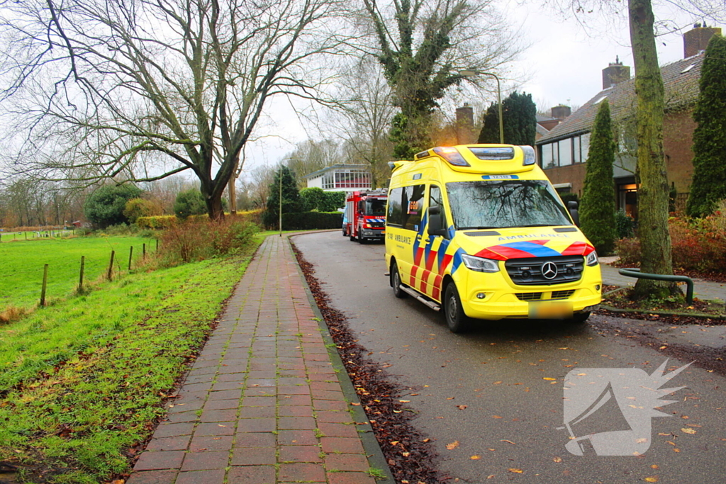 Beknelling in woning, brandweer assisteert