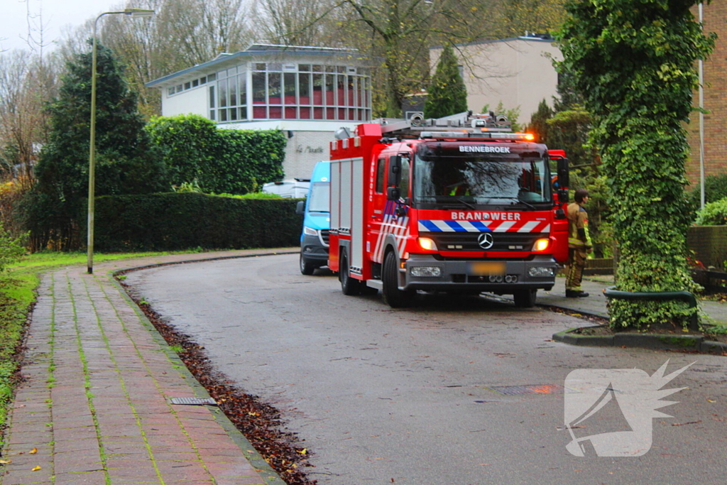 Beknelling in woning, brandweer assisteert