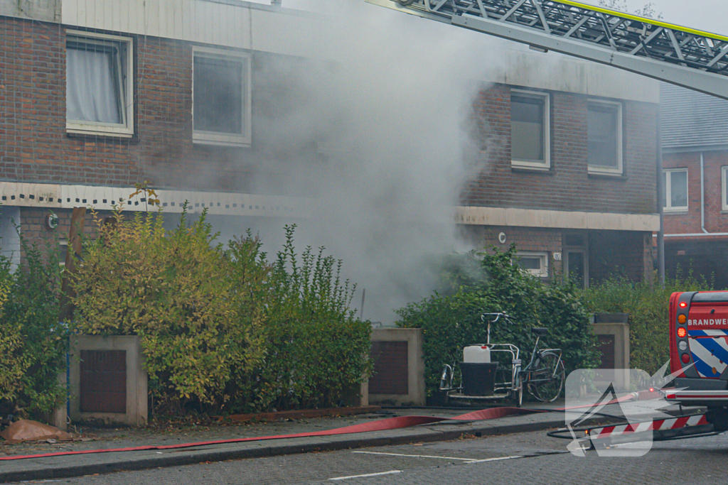 Grote uitslaande brand bij eengezinswoning