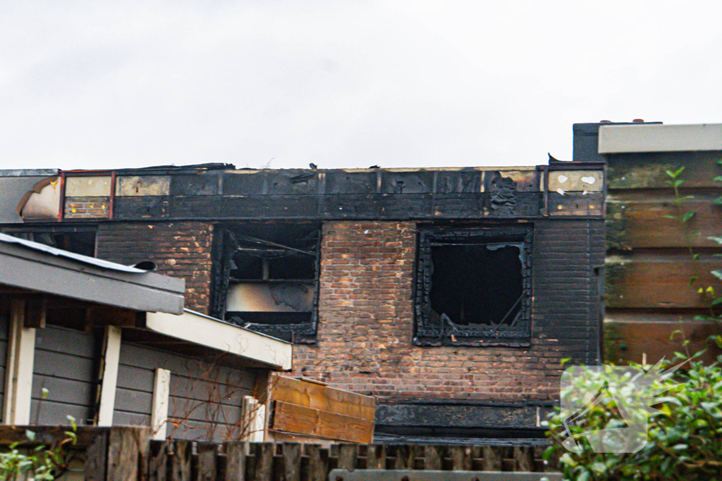 Grote uitslaande brand bij eengezinswoning