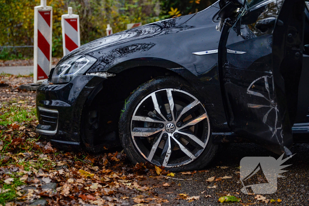 Auto knalt tegen boom, bestuurder raakt gewond