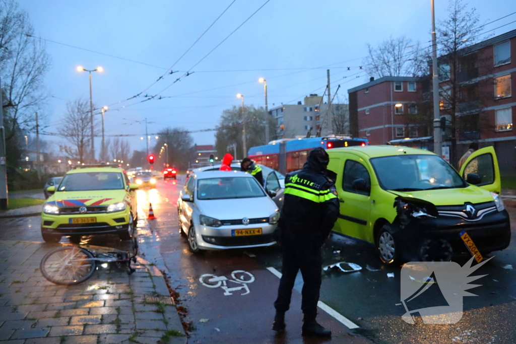 Botsing op kruising, flinke schade bij beide voertuigen