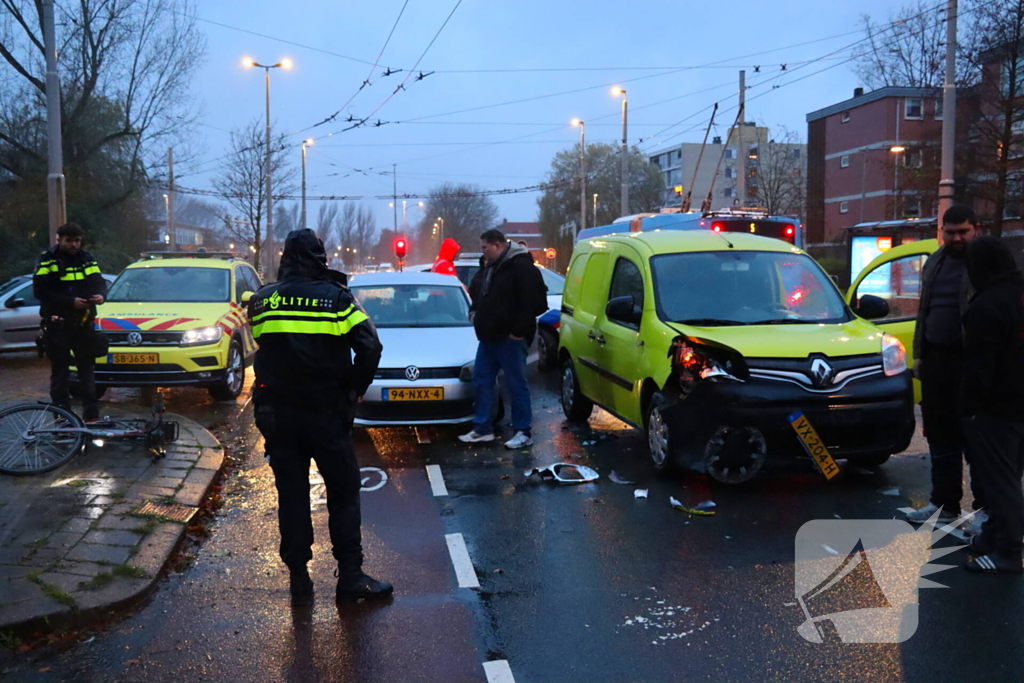 Botsing op kruising, flinke schade bij beide voertuigen