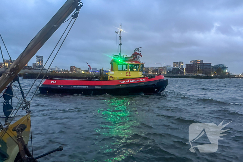 Afgebrande zeilboot op drift door harde windstoten