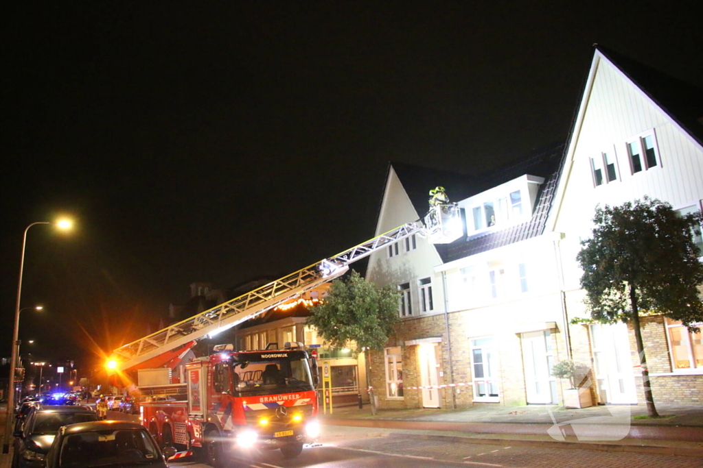 Brandweer haalt losse dakpannen weg na harde windstoten