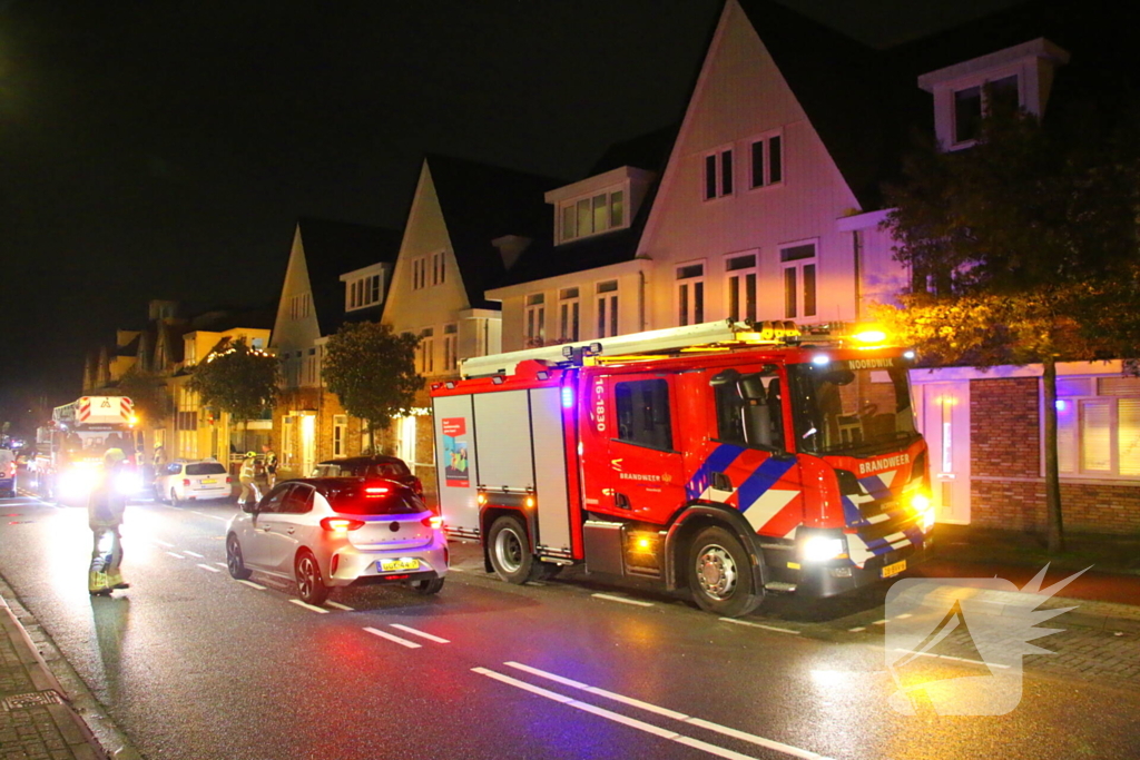 Brandweer haalt losse dakpannen weg na harde windstoten