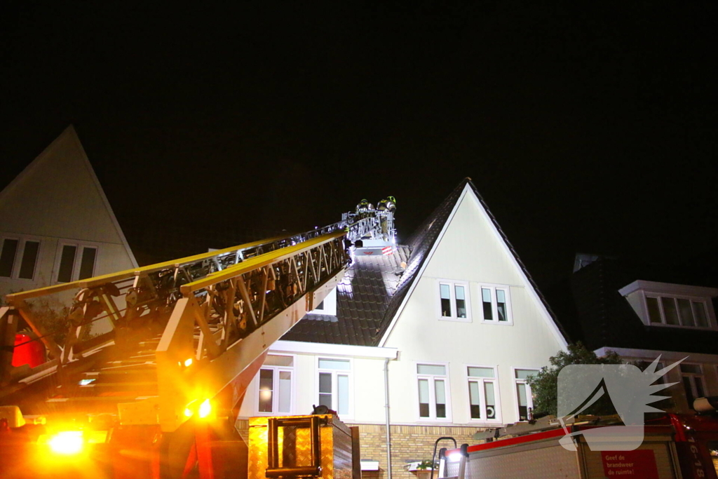 Brandweer haalt losse dakpannen weg na harde windstoten