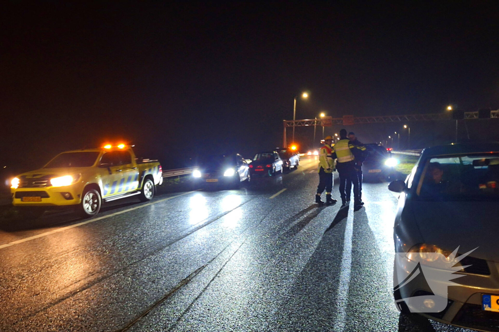 Vrachtwagentrailer waait om op snelweg