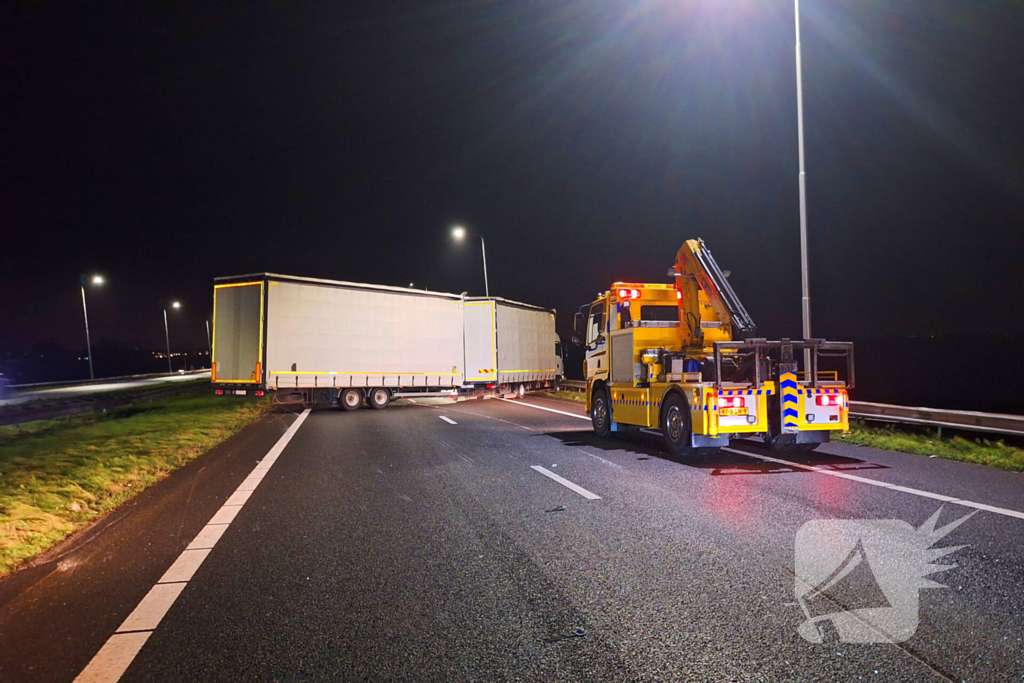 Vrachtwagentrailer waait om op snelweg