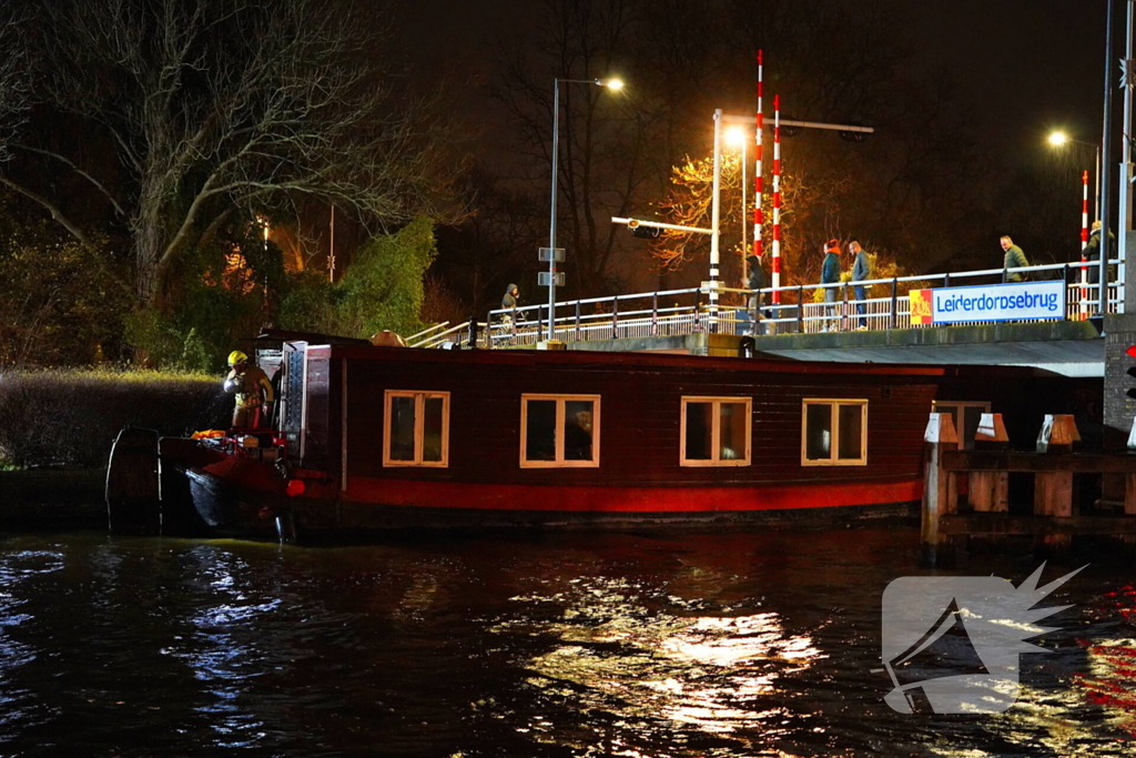 Losgeslagen woonboot komt vast te zitten onder brug