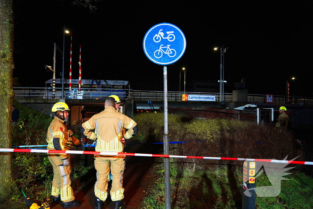 Losgeslagen woonboot komt vast te zitten onder brug