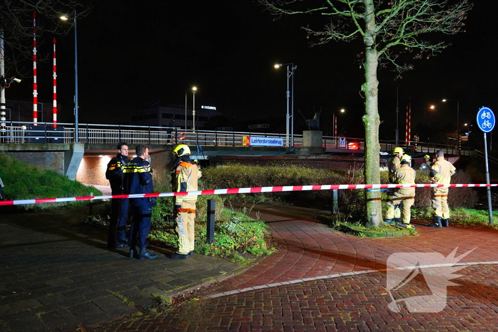 Losgeslagen woonboot komt vast te zitten onder brug