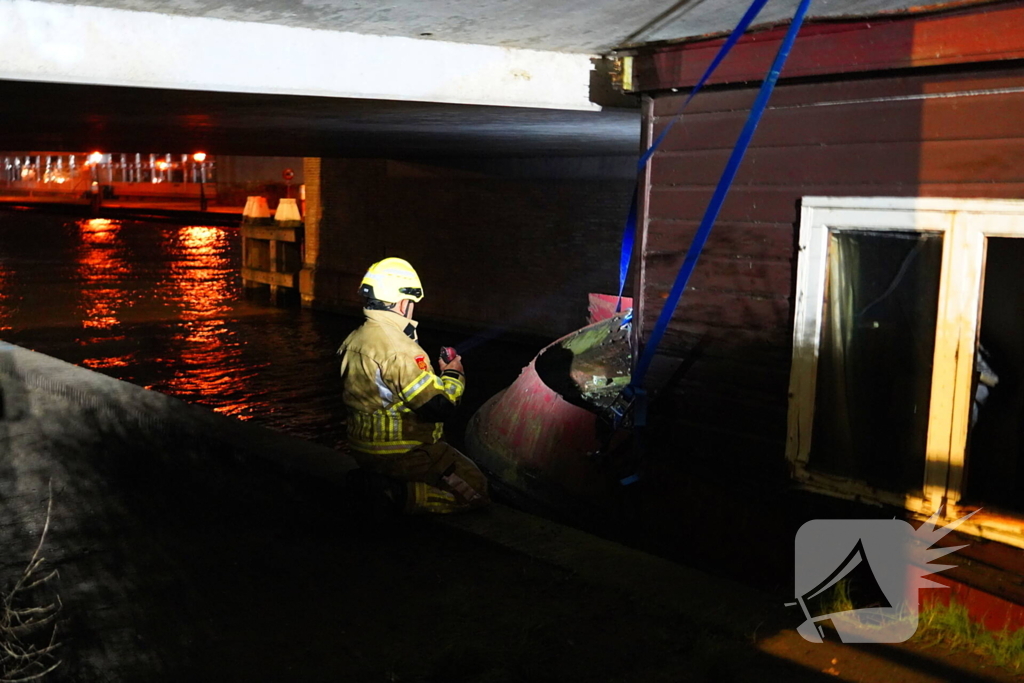 Losgeslagen woonboot komt vast te zitten onder brug