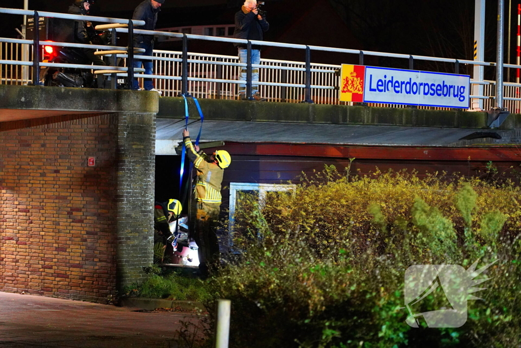 Losgeslagen woonboot komt vast te zitten onder brug