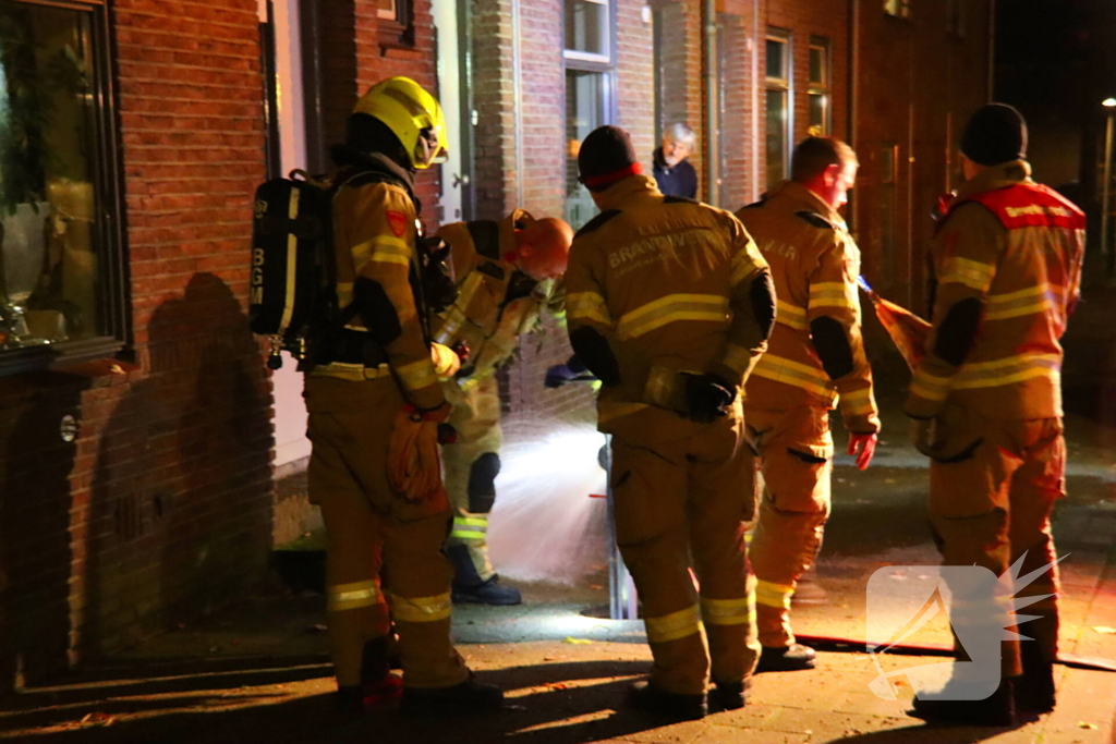 Brandweer dooft brand in ondergrondse vuilcontainer