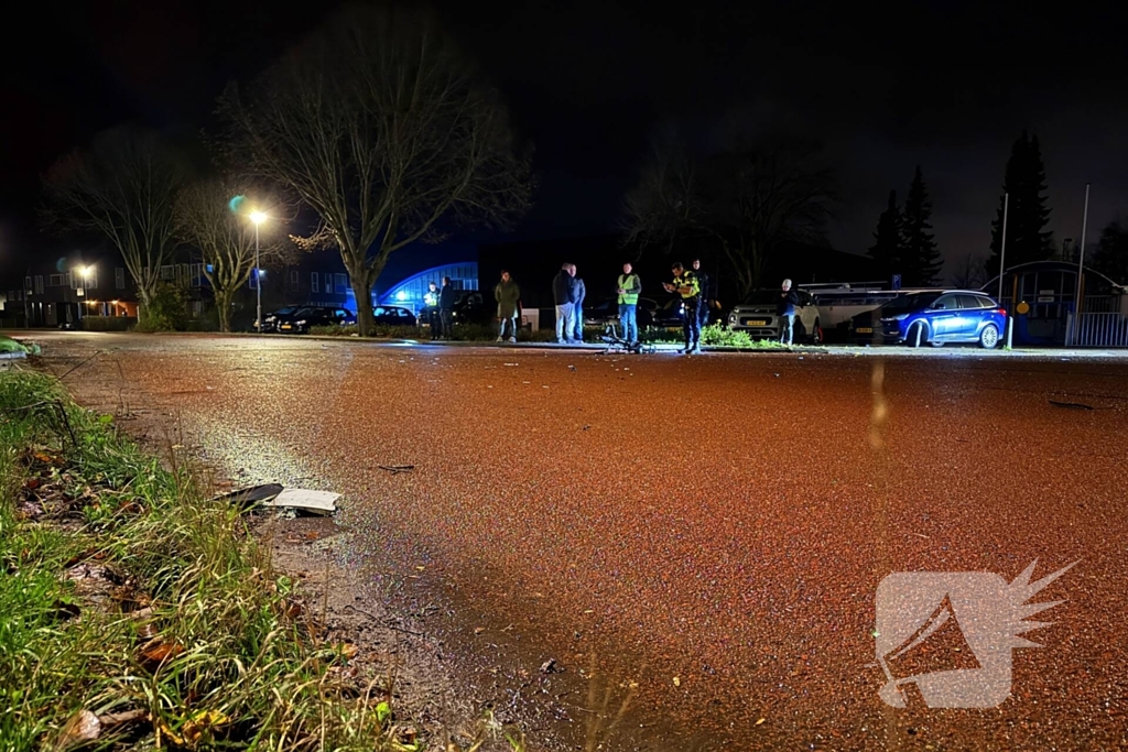 Voorwiel van fiets breekt af na botsing met auto op kruising