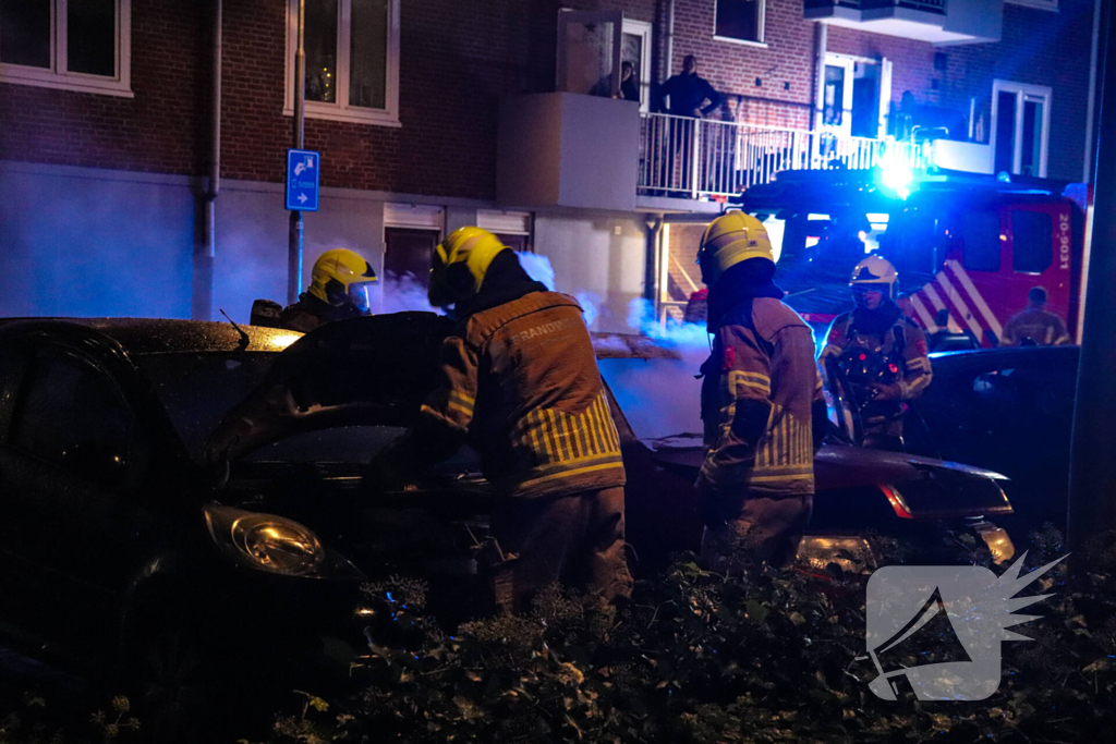 Flinke vlammenzee op parkeerplaats, politie start onderzoek