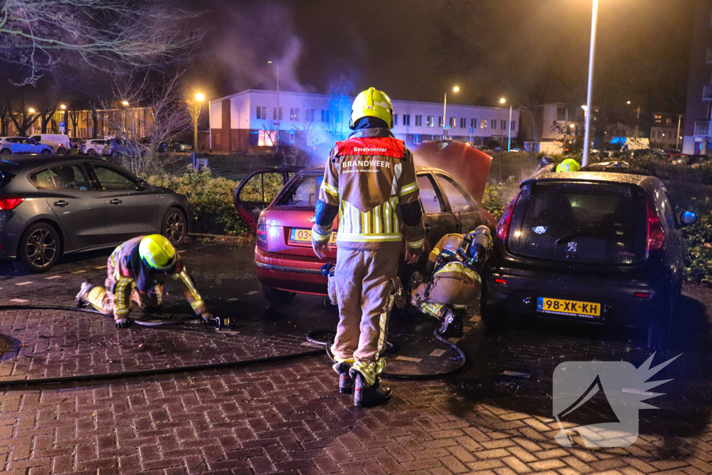 Flinke vlammenzee op parkeerplaats, politie start onderzoek