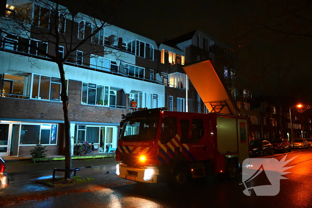 Dak waait van appartementencomplex en belandt op auto