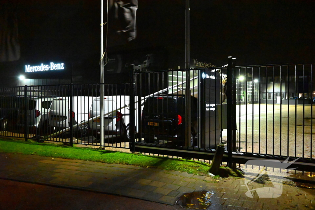 Vlaggenmast belandt op auto door sterke wind