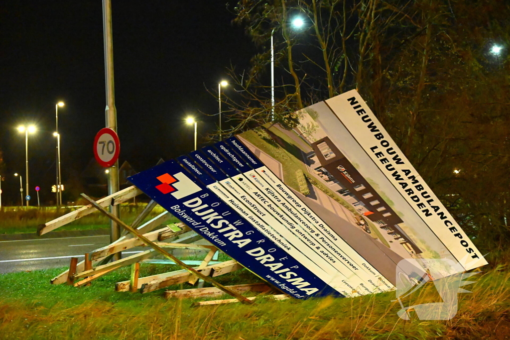 Aankondigingsbord nieuwe ambulancepost omgewaaid