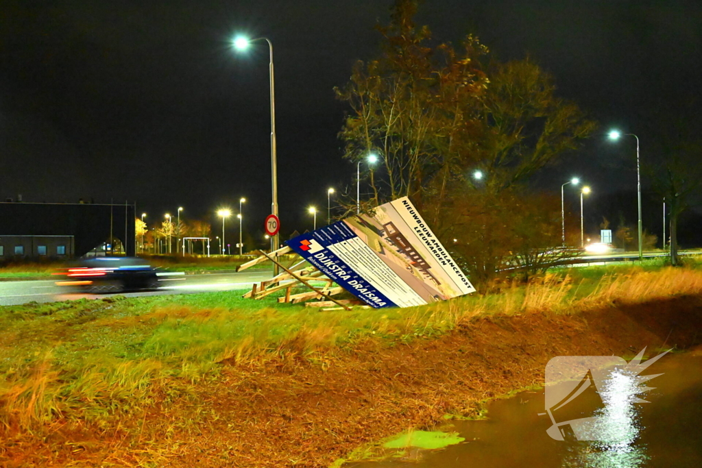 Aankondigingsbord nieuwe ambulancepost omgewaaid