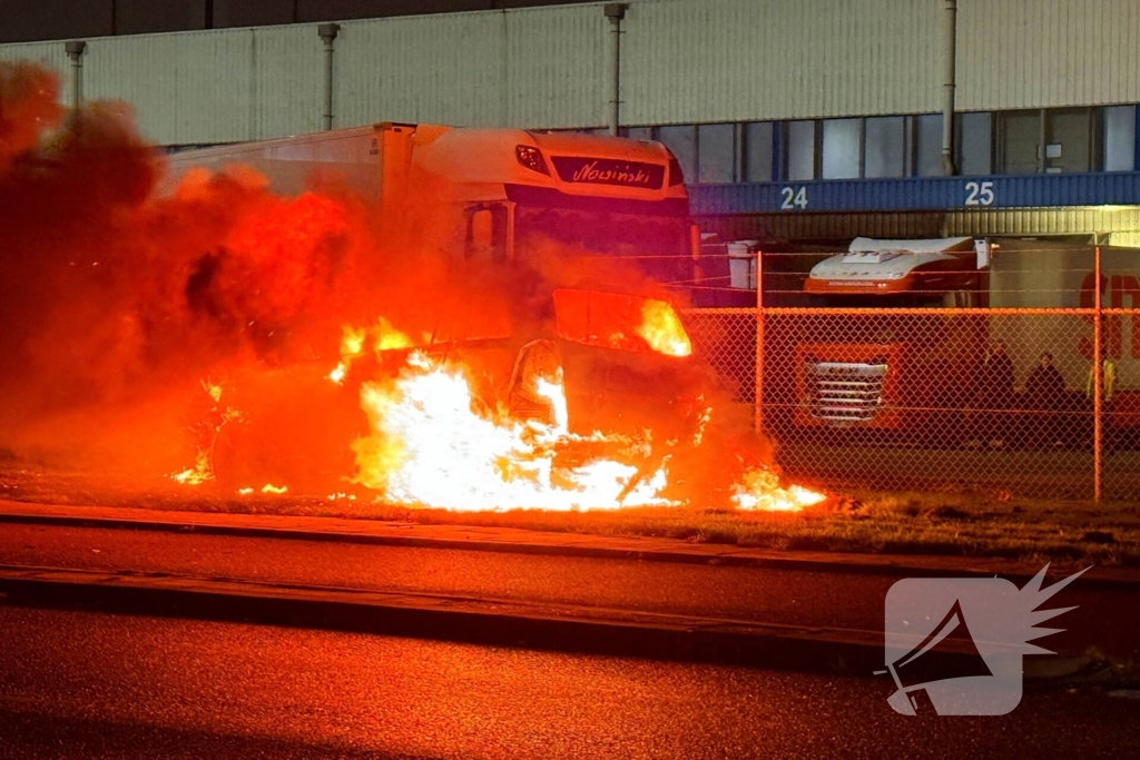 Auto vliegt al rijdend in brand