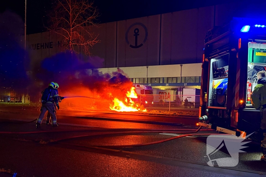 Auto vliegt al rijdend in brand