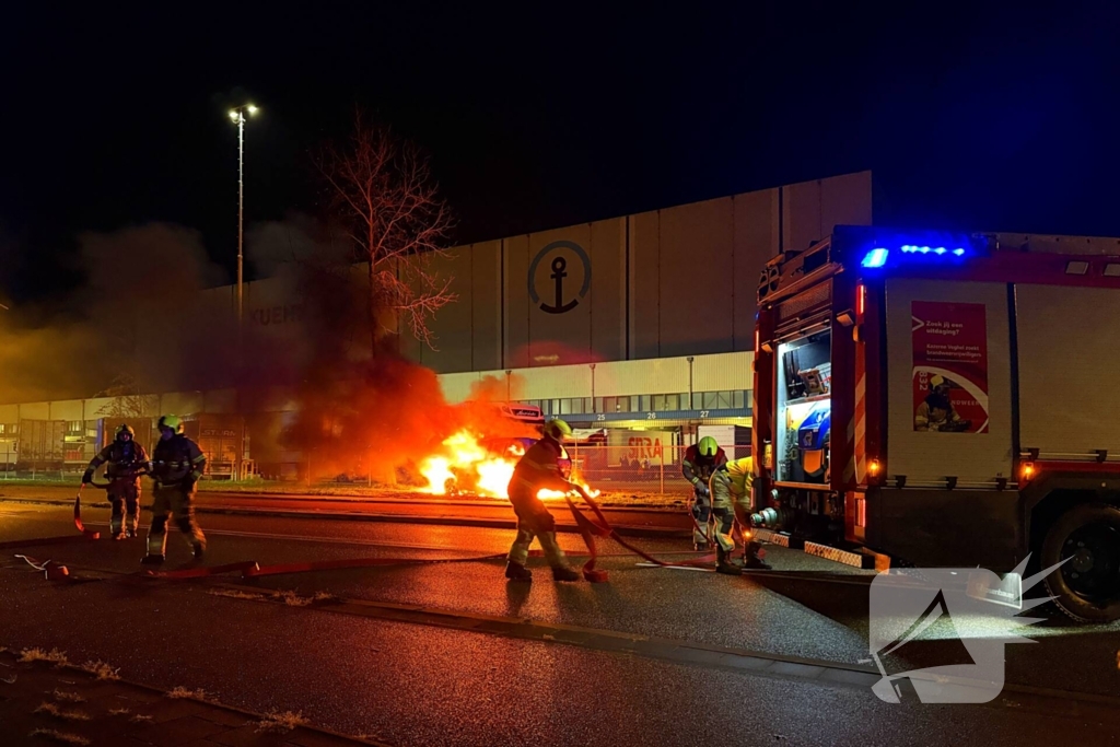 Auto vliegt al rijdend in brand