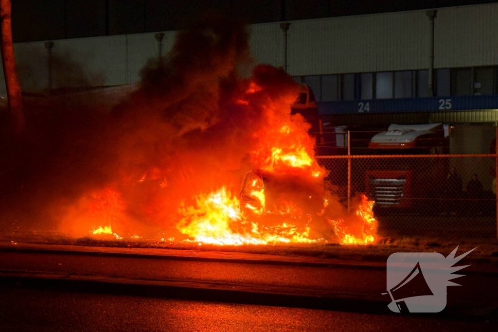 Auto vliegt al rijdend in brand