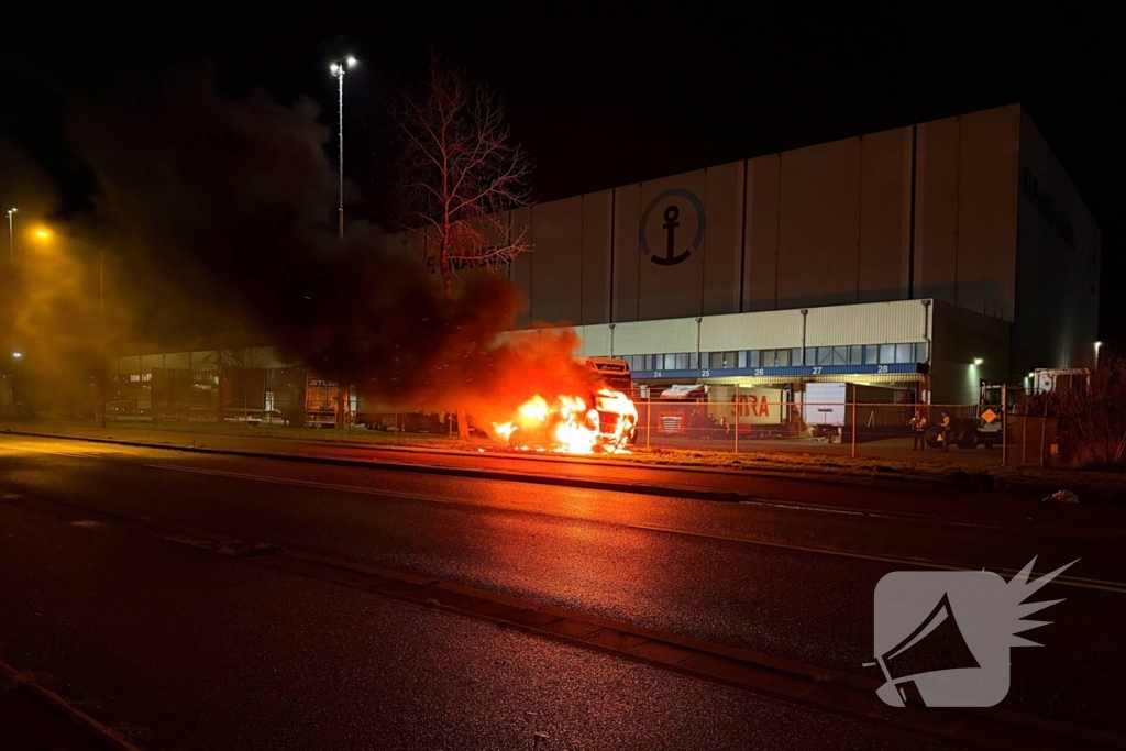 Auto vliegt al rijdend in brand