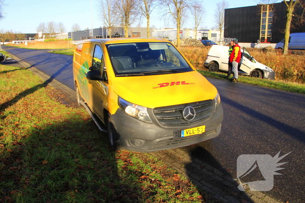 Pakketbezorger klapt op bestelauto