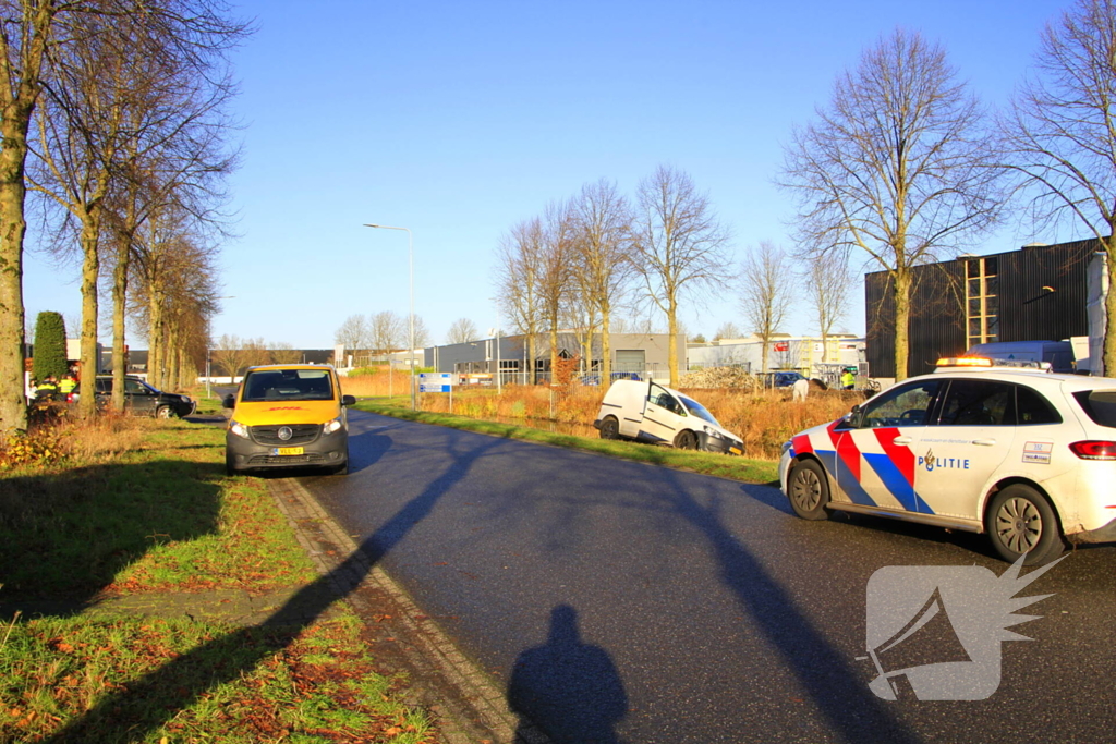 Pakketbezorger klapt op bestelauto