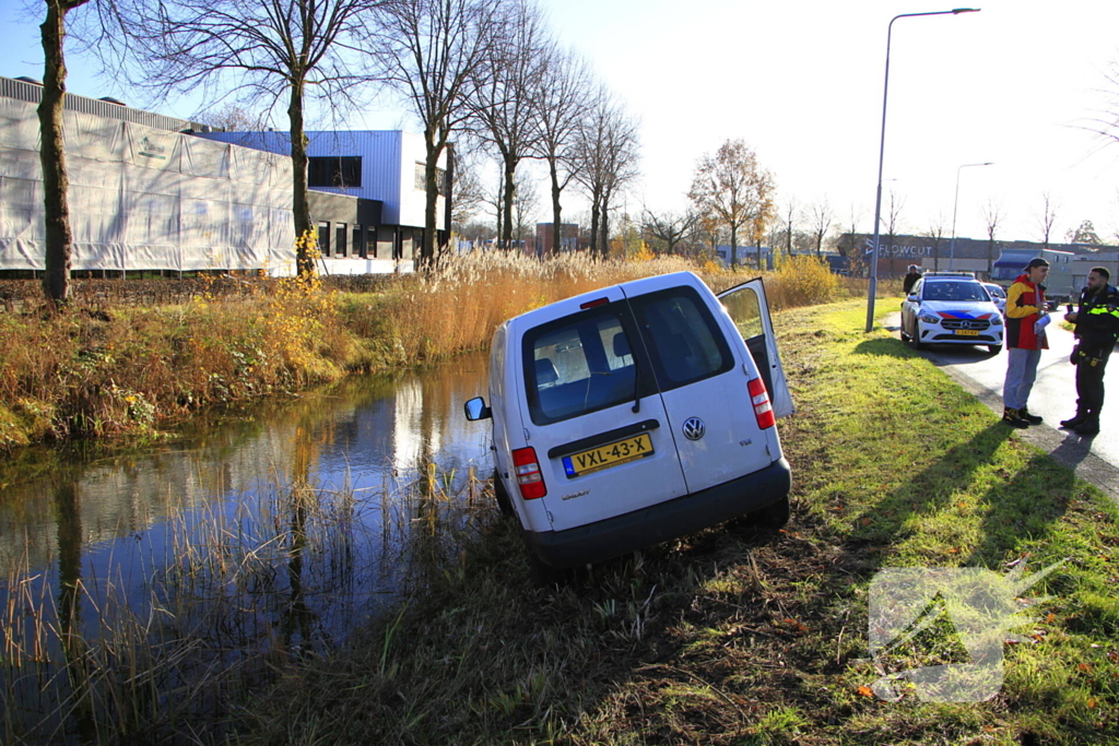 Pakketbezorger klapt op bestelauto