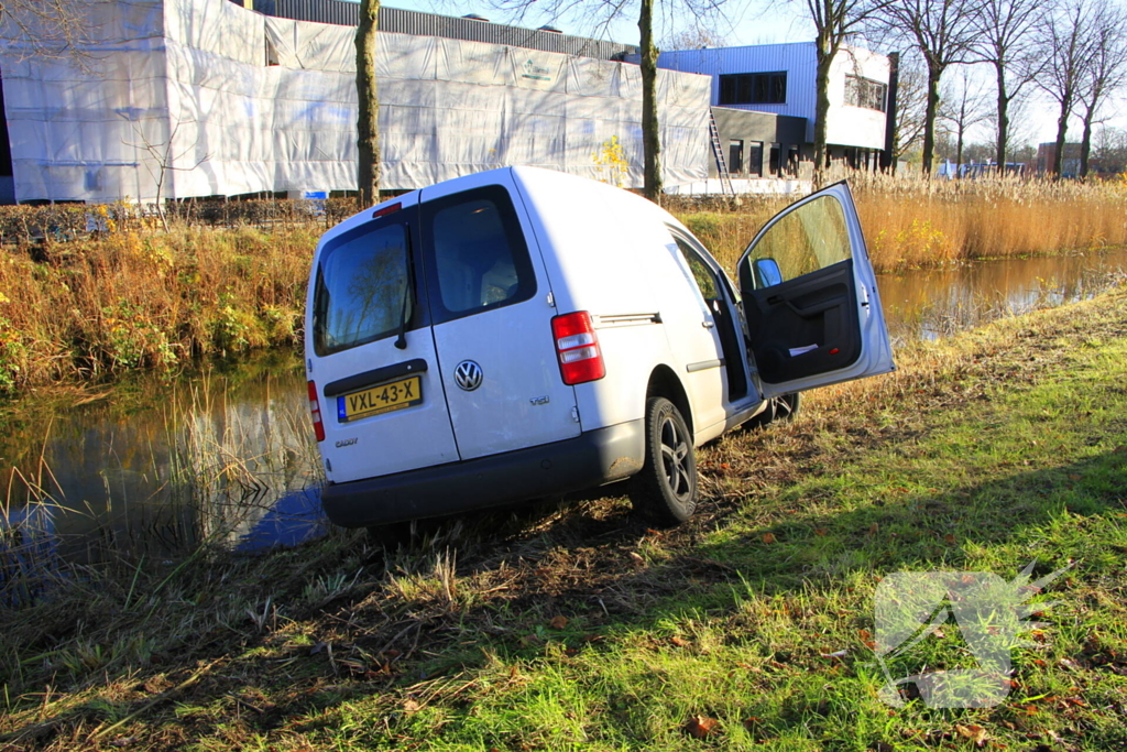 Pakketbezorger klapt op bestelauto