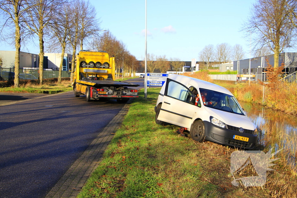 Pakketbezorger klapt op bestelauto