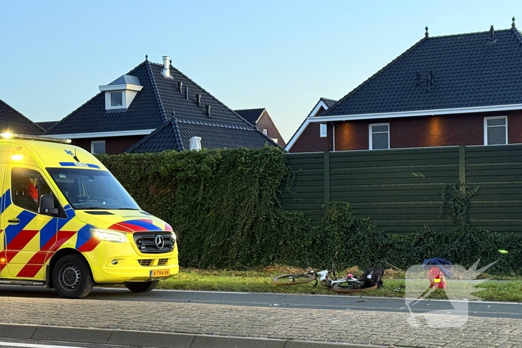 Fietsster zwaargewond bij botsing met auto