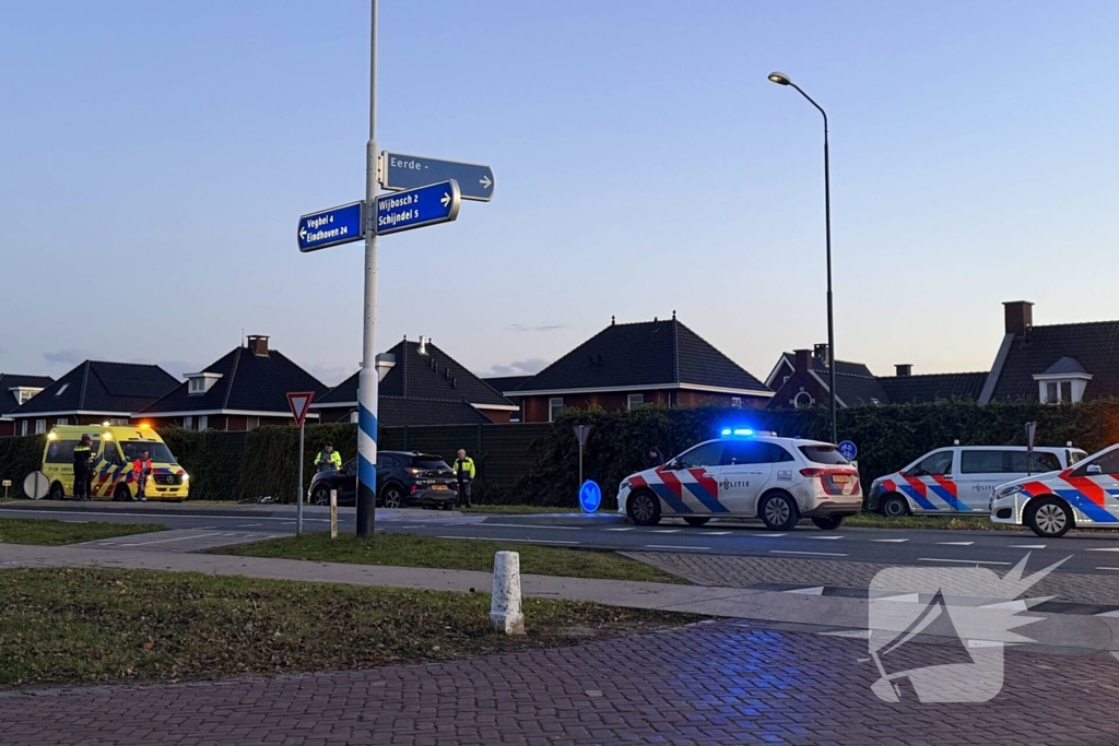 Fietsster zwaargewond bij botsing met auto