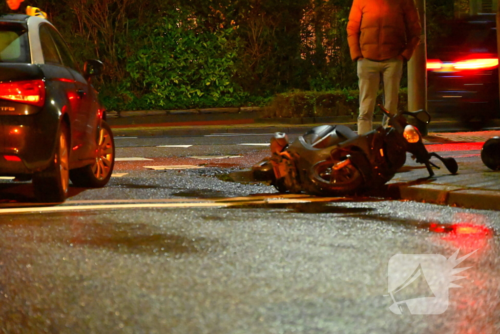 Scooterrijder en automobilist met elkaar in botsing