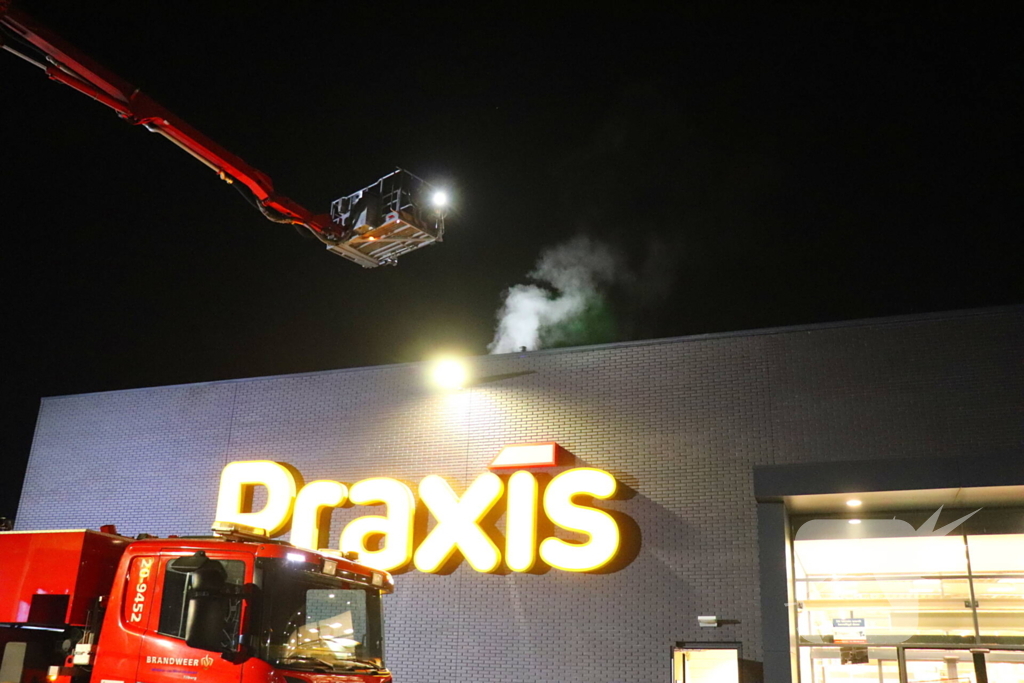 Brandweer ramt deur van bouwmarkt open wegens rookontwikkeling